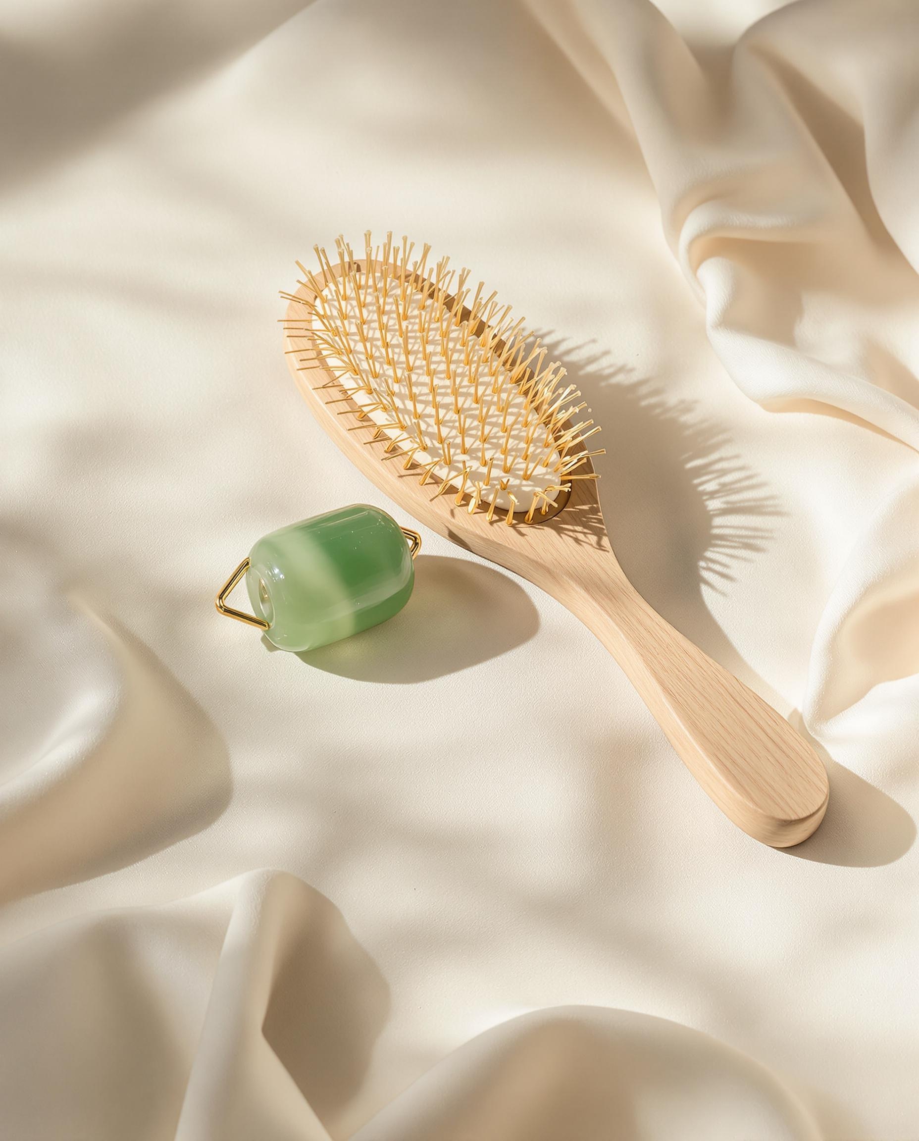 Brosse en poils naturels et rouleau de jade pour le cuir chevelu.