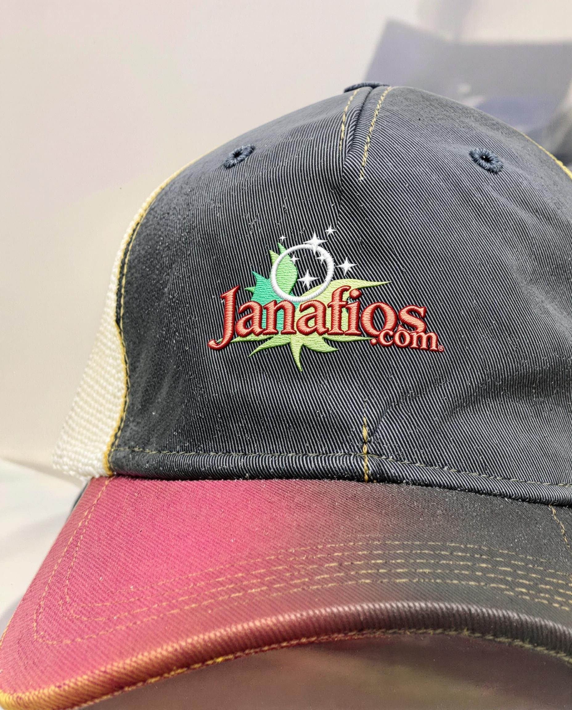 Zoom sur une casquette trucker personnalisée avec broderie