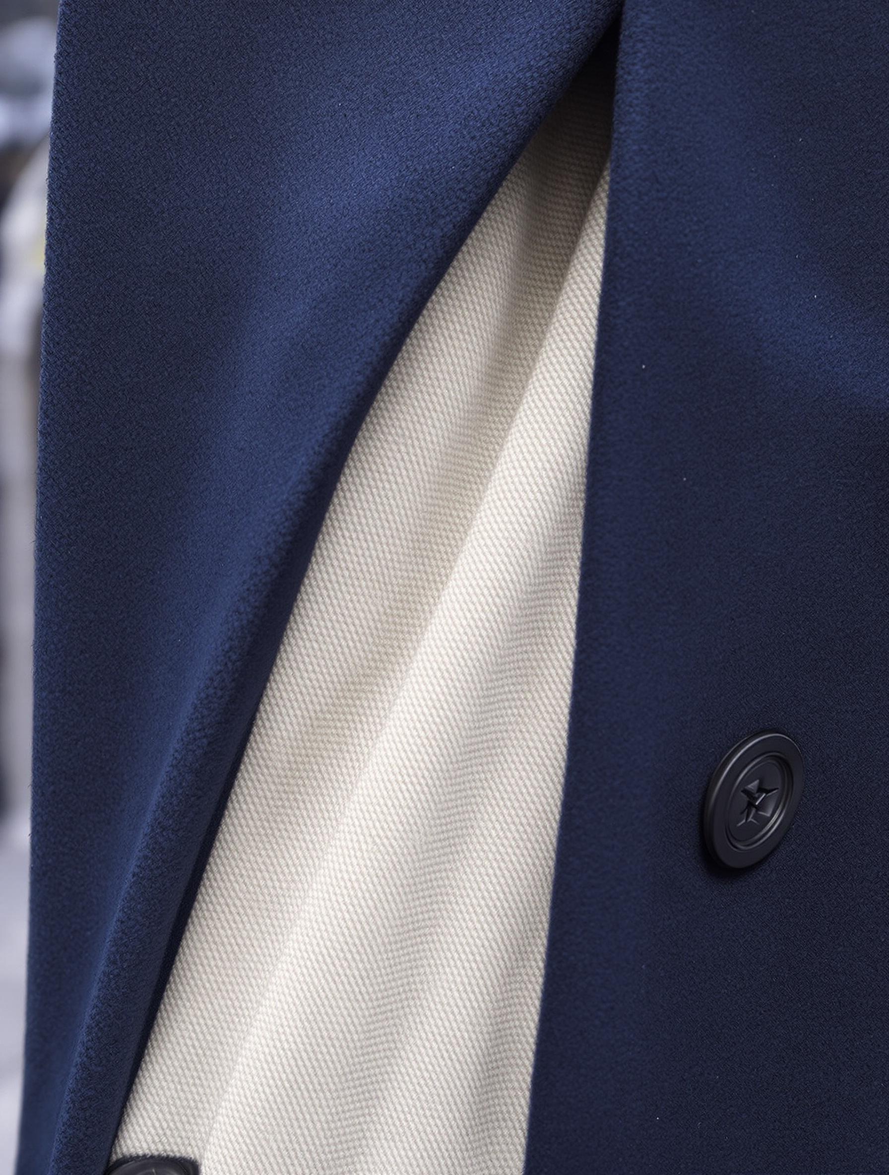 Laine mérinos fine sous caban bleu marine, détail urbain