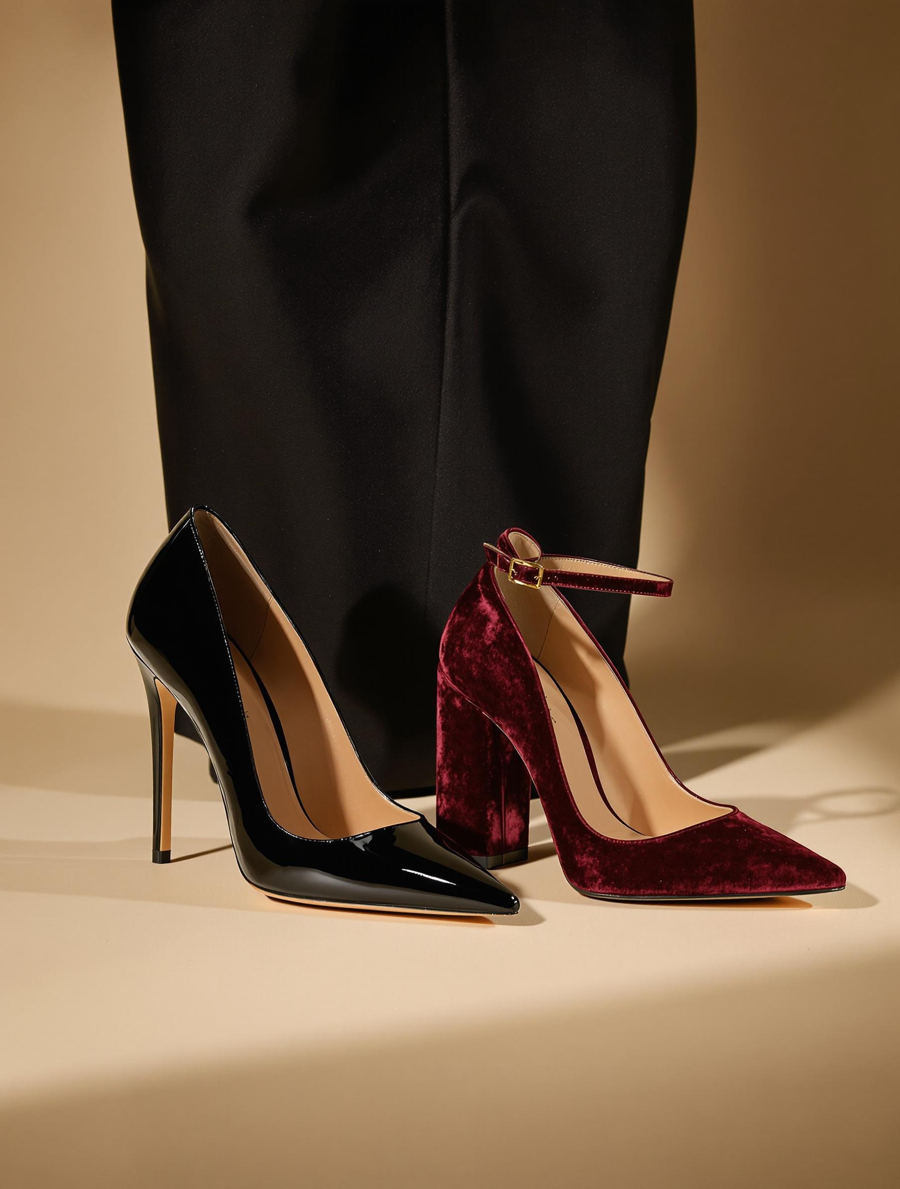 Escarpins en cuir noir et sandales velours bordeaux – soirée avec robe noire.