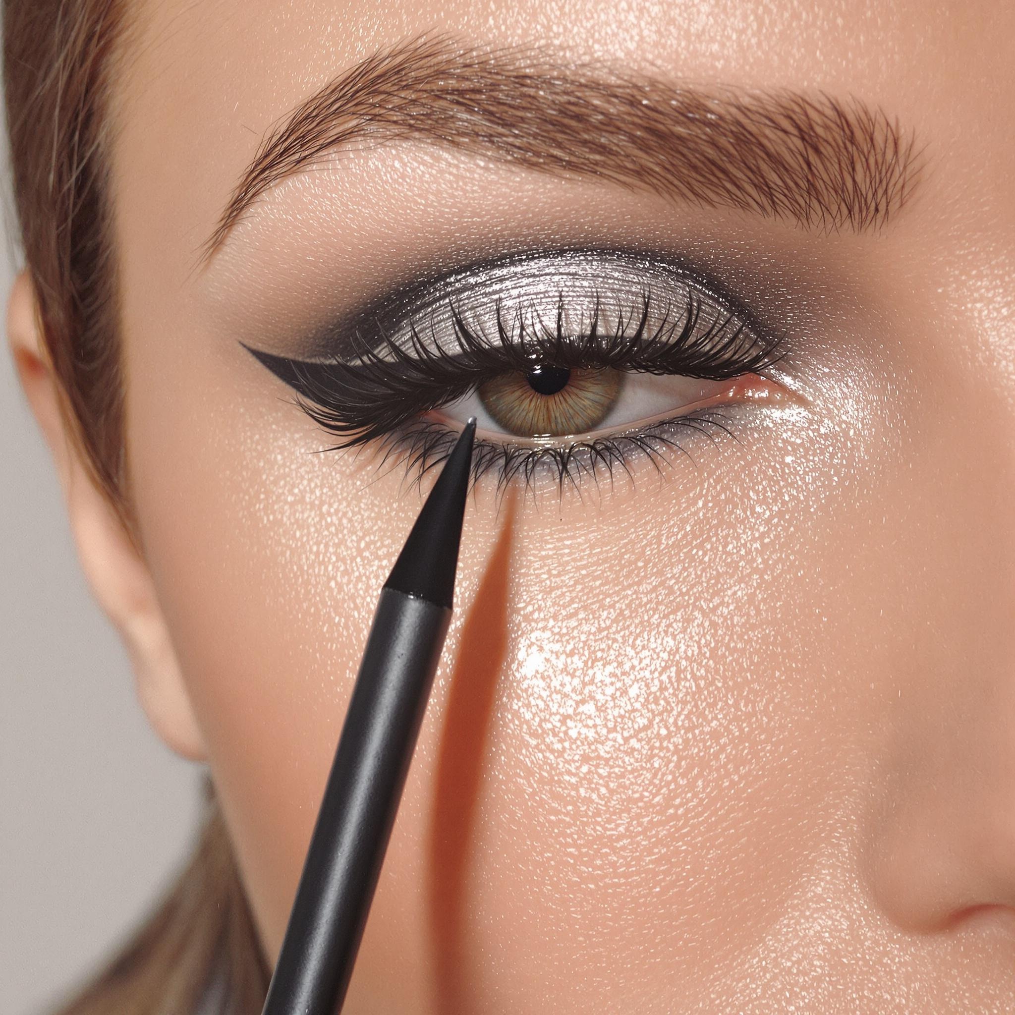Eyeliner waterproof Yves Rocher appliqué sur un regard intensément maquillé.
