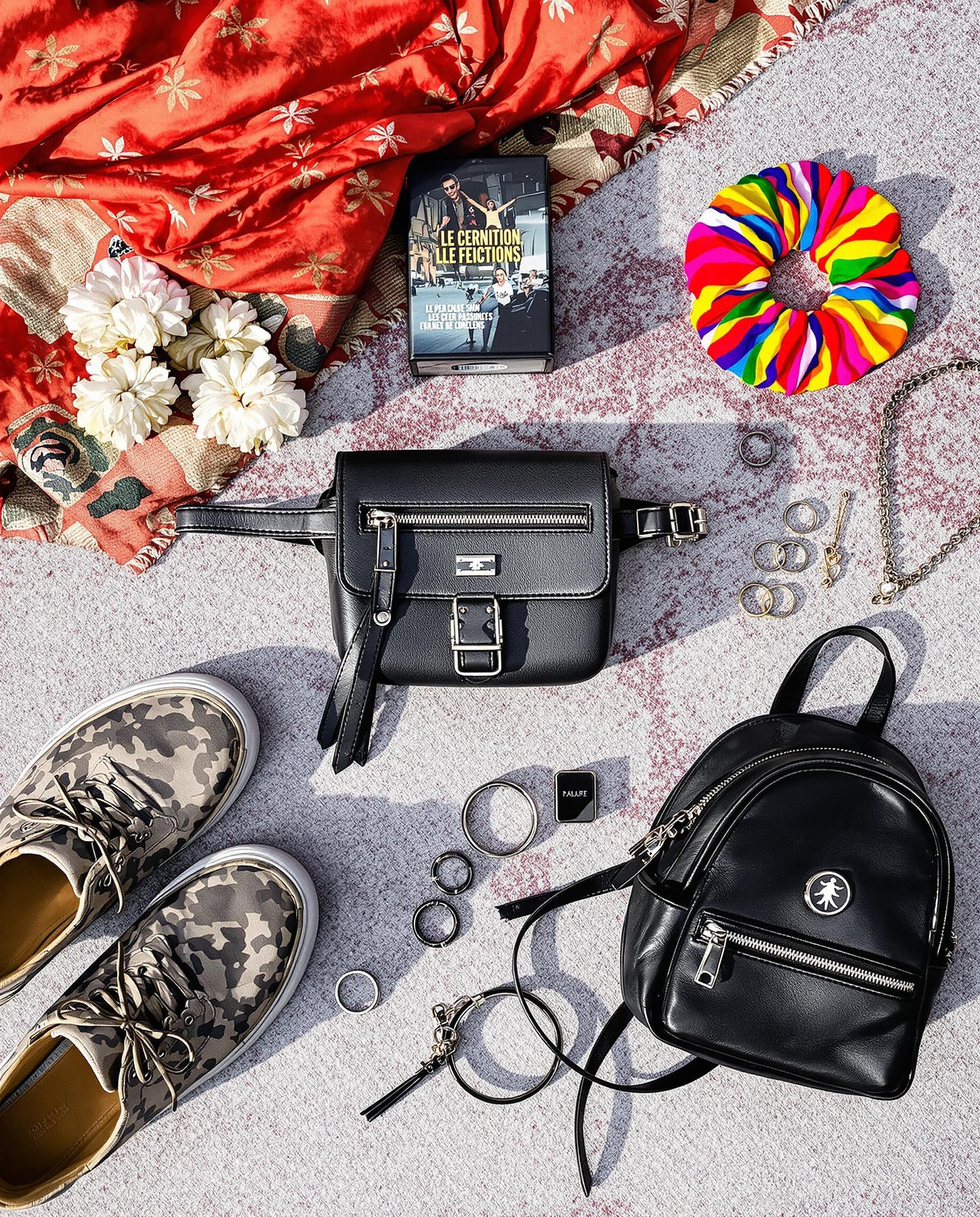 Accessoires indispensables pour un concert : chaussures, sac banane, scrunchie, hair rings et bijoux minimalistes