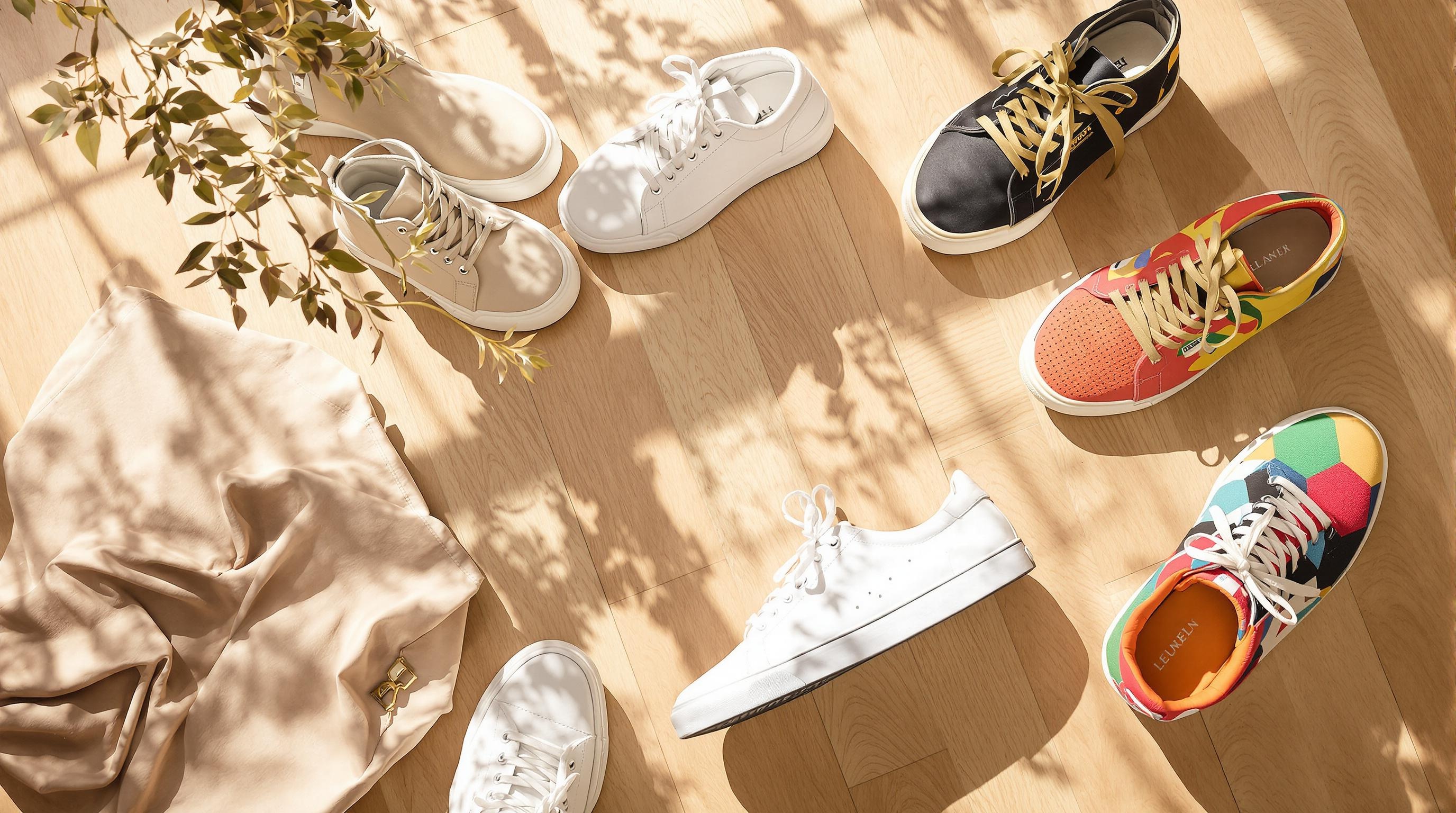 Flatlay bottines cuir, baskets blanches et sneakers rétro mi-saison