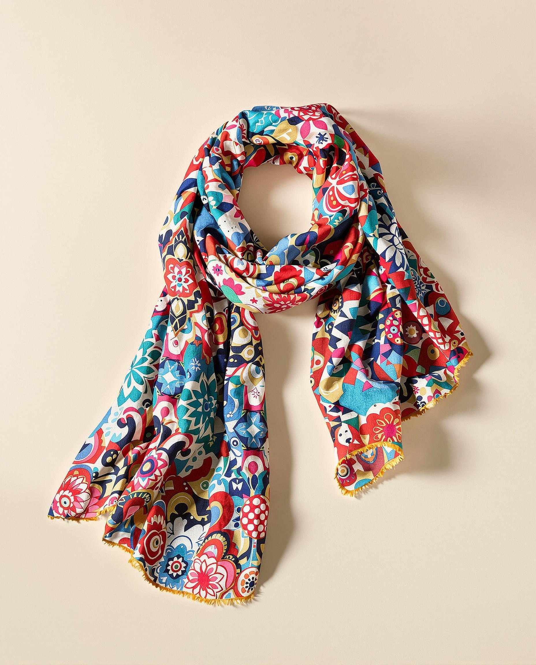 Foulard vif aux motifs kaléidoscopiques posé sur fond neutre