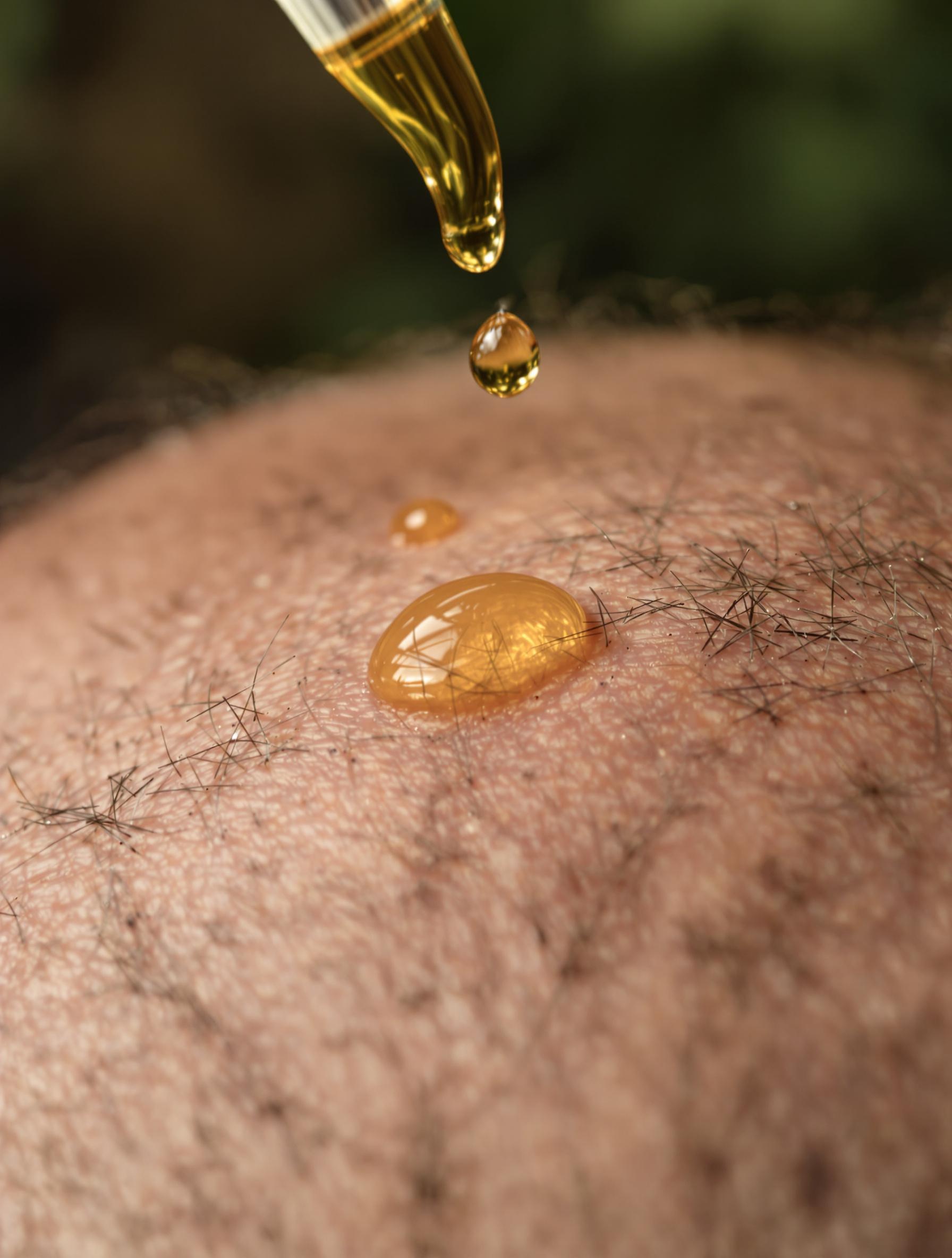 Gros plan sur un cuir chevelu sain avec des gouttes d'huile de CBD.