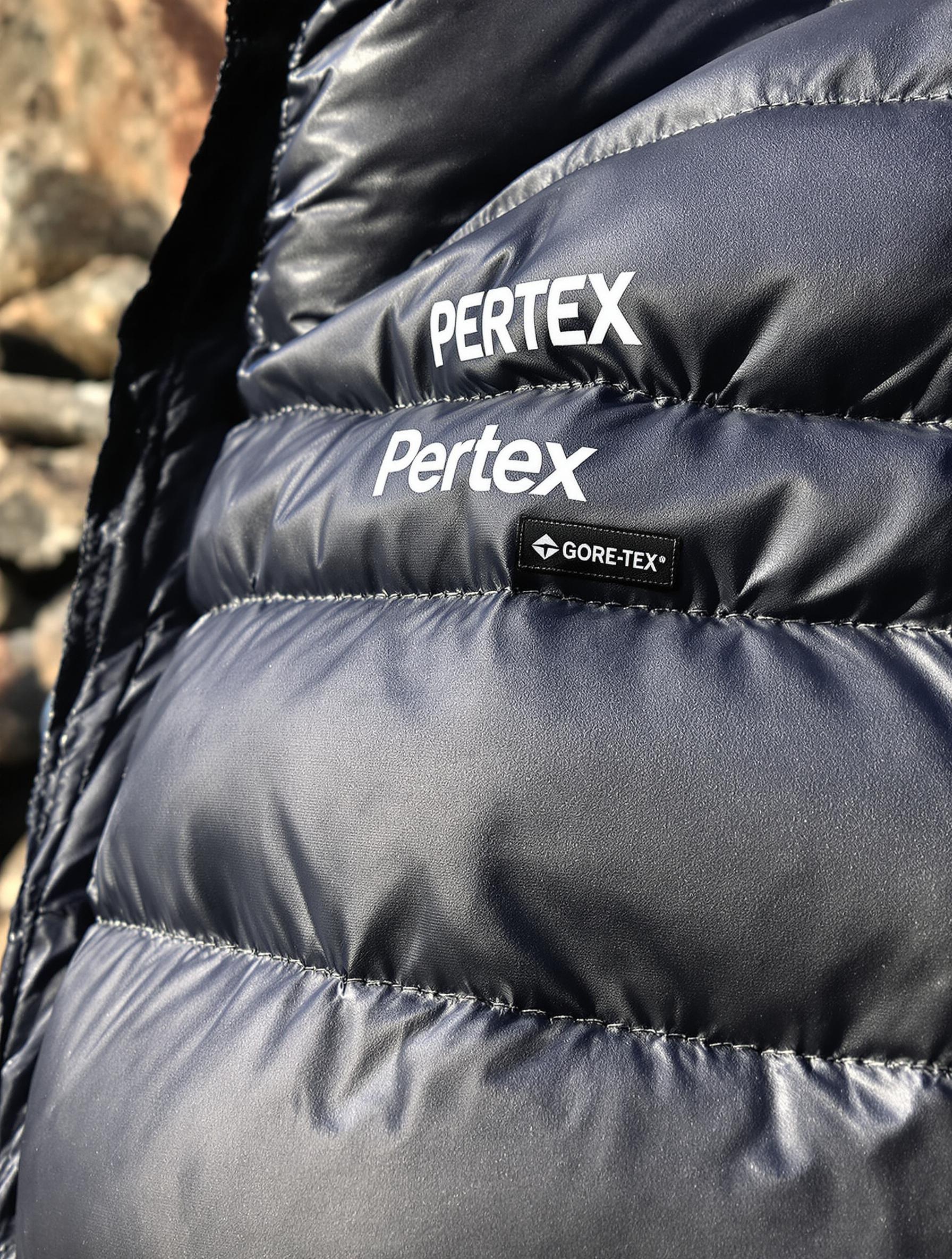 Zoom sur la texture d'une doudoune technique en Pertex et Gore-Tex