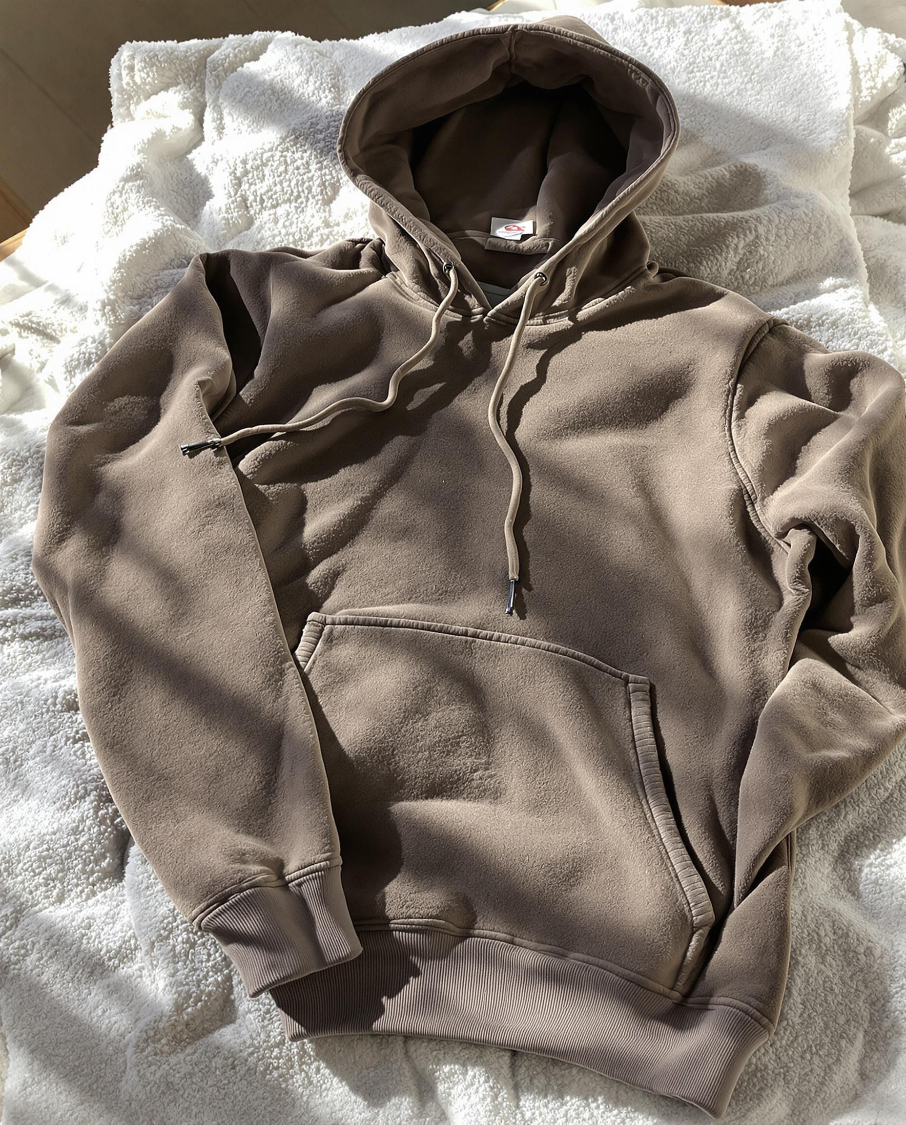 Séchage à plat d’un sweat haut de gamme en molleton pour préserver sa forme
