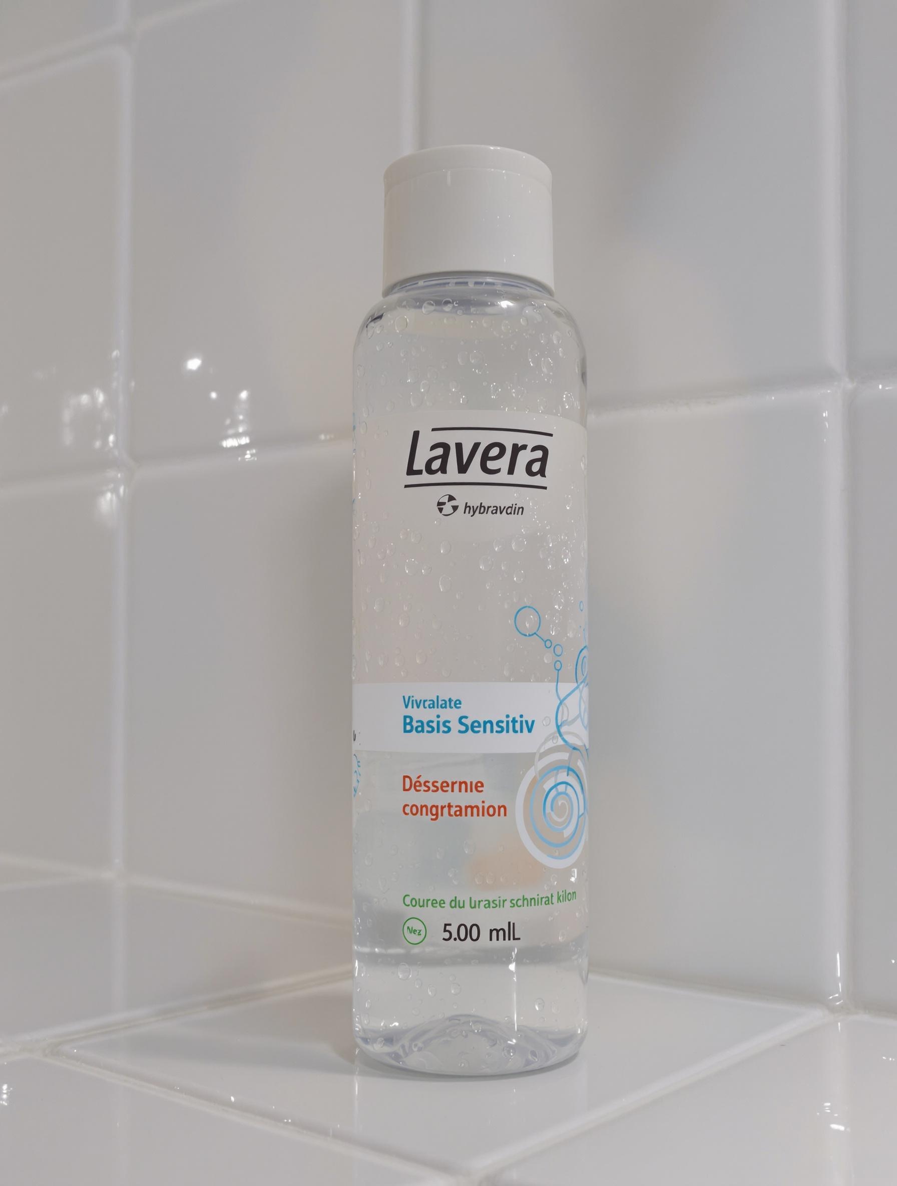 Flacon Lavera Basis Sensitiv sous la douche avec gouttes d'eau