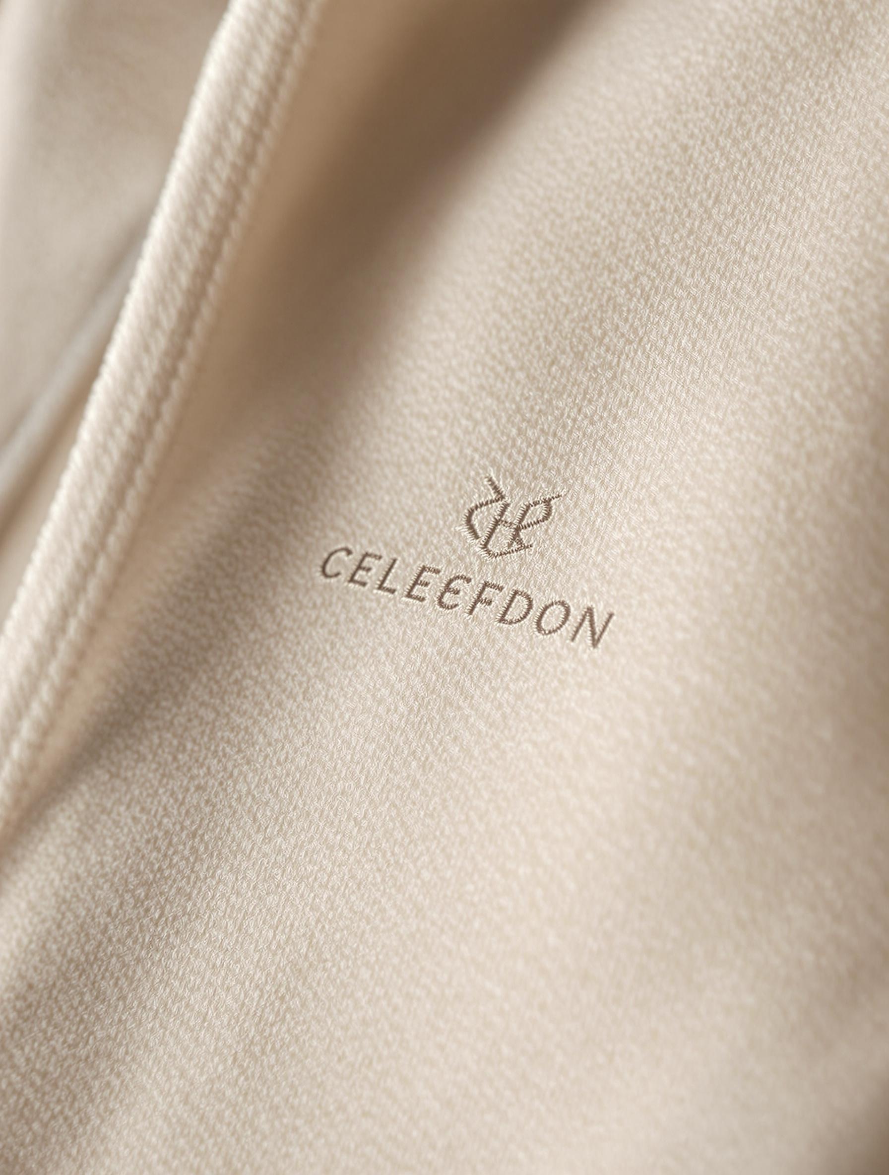 Logo brodé minimaliste sur un hoodie haut de gamme en molleton