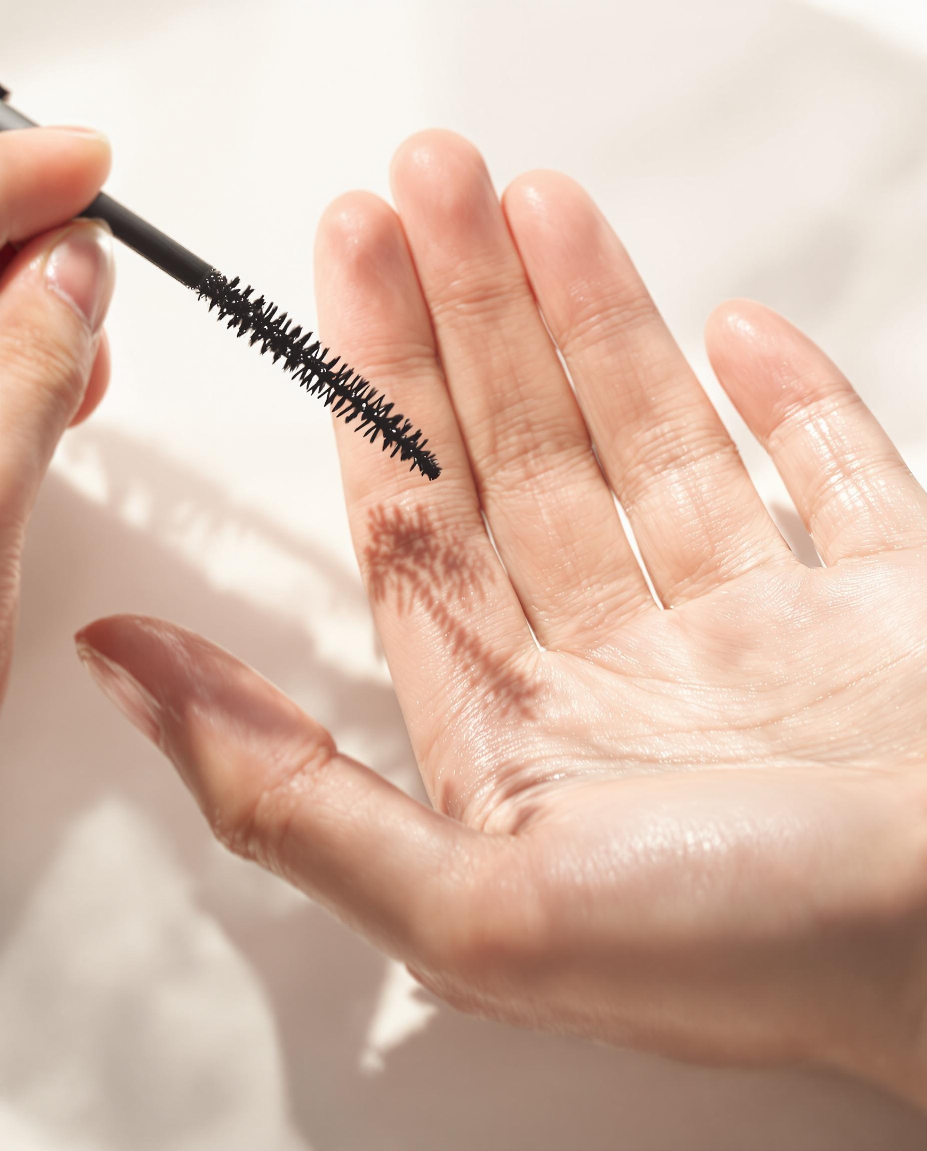 goupillon sérum Ilia entretien brow lift minimaliste