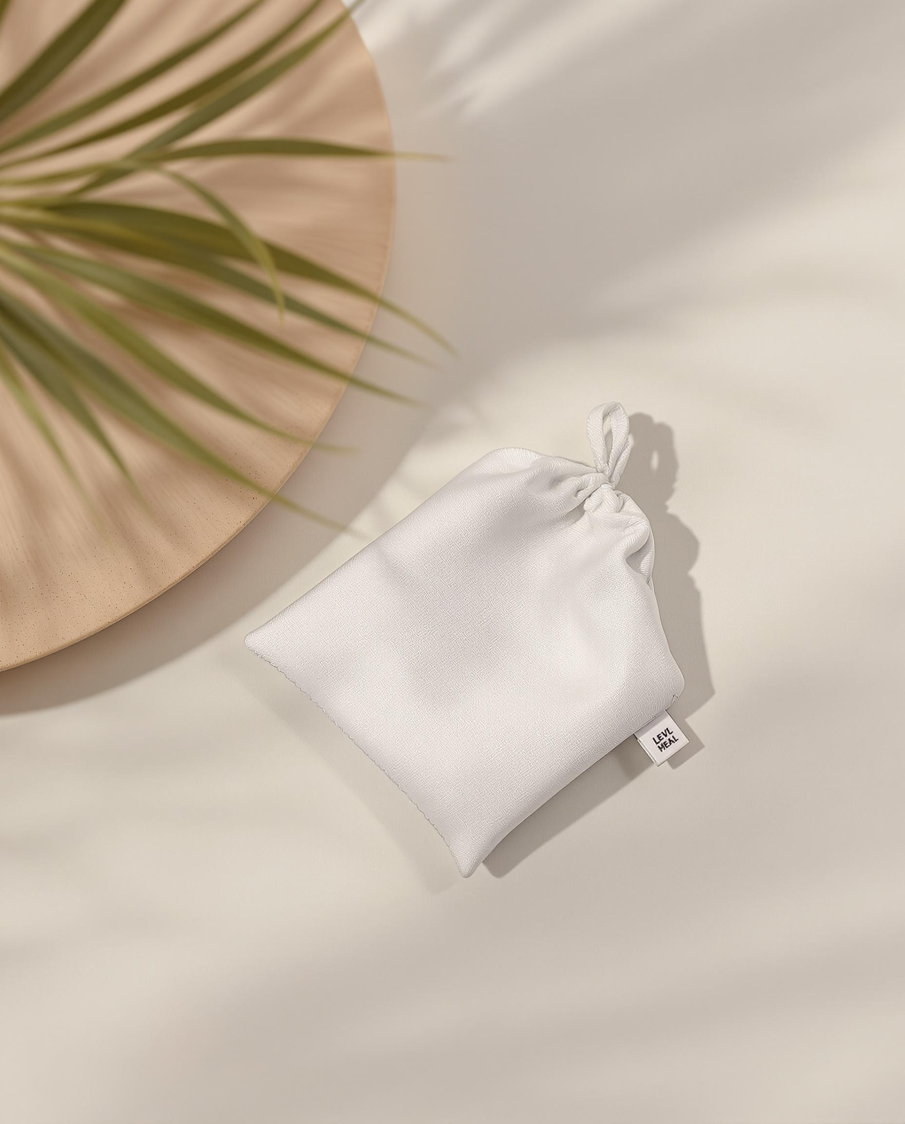 Pochette en tissu hypoallergénique pour transporter un boîtier Holter.