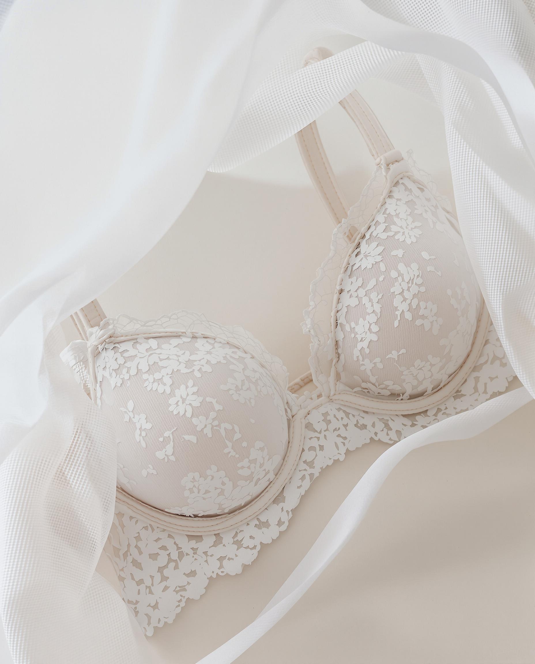 Soutien-gorge délicat placé dans un filet de lavage transparent