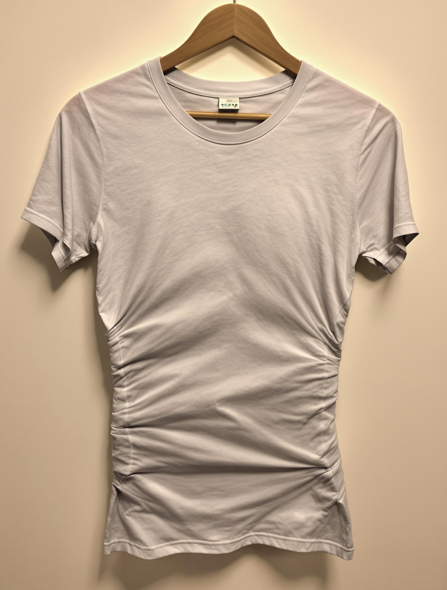 T-shirt moulant sur cintre, déconseillé pour la pose Holter.